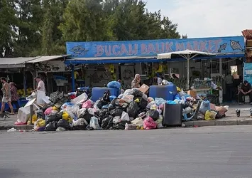 Buca'da her köşe başı çöp yığınıyla doldu! Kötü koku ve sinek istilası isyan ettirdi