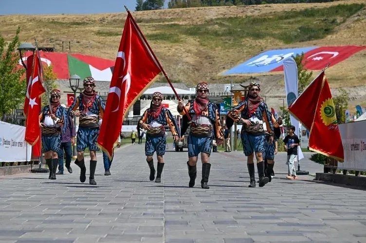 Bin yıllık kardeşlik ruhunun kalbi Malazgirt’te atıyor: Tarihi buluşmada gözler Başkan Erdoğan'ın mesajlarında! - 2