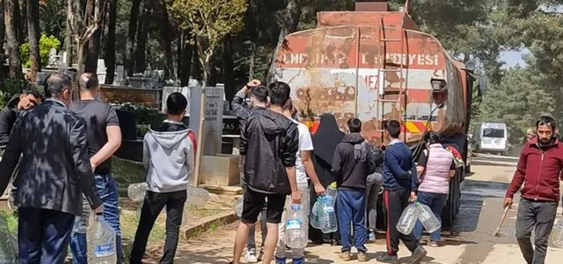 İstanbul 1990'lı yıllara geri döndü: Arefe günü mezarlıkta tankerden su almak için kuyruğa girdiler