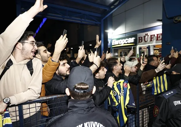 1671812798279.jpg Fenerbahçe dev derbi için Trabzon'a gitti! Jesus'u minik taraftarlar çiçekle karşıladı - 1