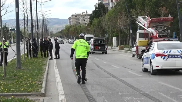 sivasta-bayram-yasa-dondu-otomobilin-carptigi-cocuk-oldu-1651495373939.jpg Sivas’ta bayram yasa döndü! Otomobilin çarptığı çocuk öldü - 4