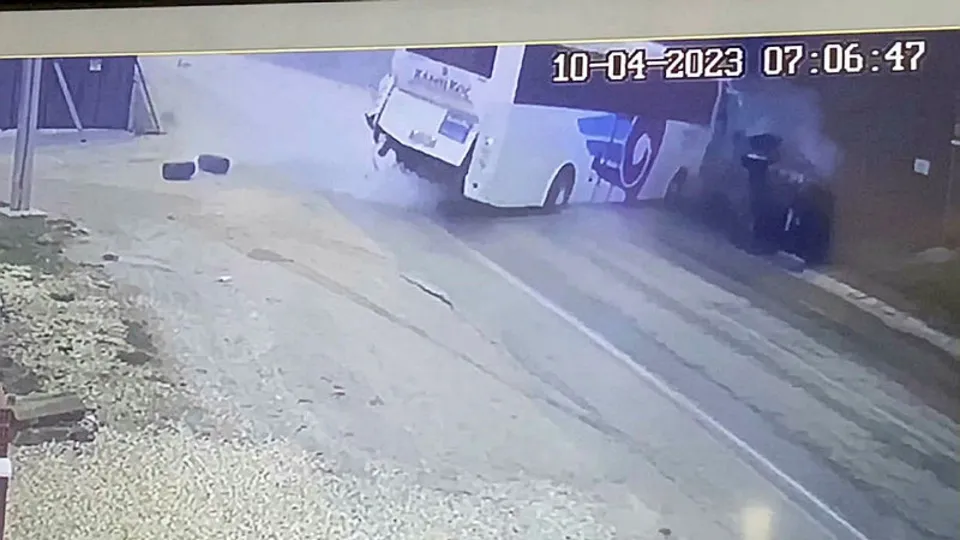 Eskişehir'de korkunç kaza! 14 kişi yaralandı! İşte yolcu otobüsünün dehşet saçtığı anlar