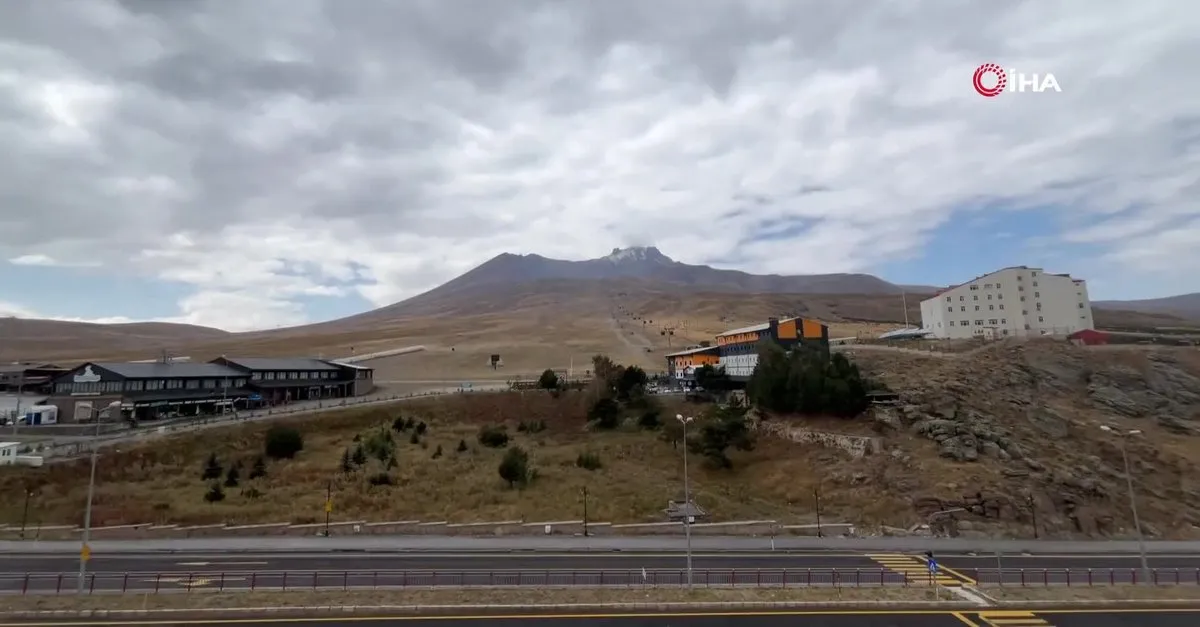 Erciyes'e mevsimin ilk karı yağdı