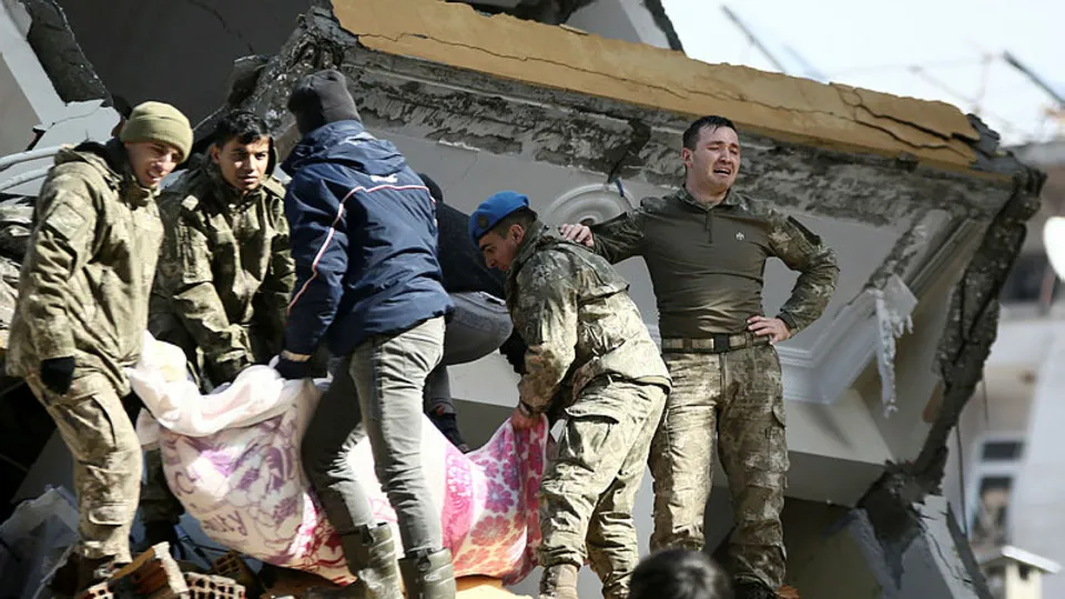 Yüzyılın felaketinde Mehmetçik'in mutluluk gözyaşları! Enkazdan 2 kadın yaralı kurtuldu