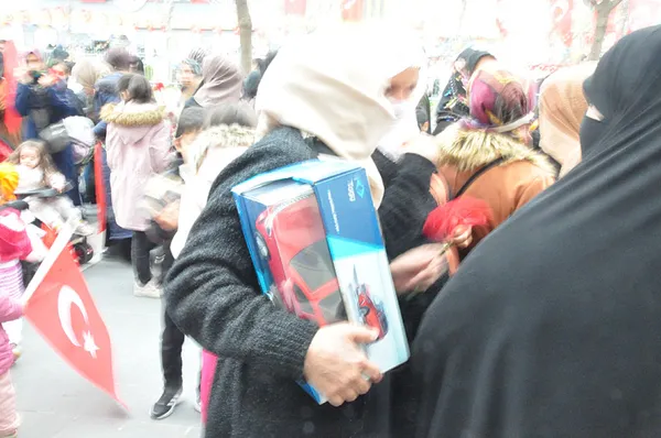 baskan-erdogan-batmanda-cocuklara-toggun-oyuncagini-dagitti-1711552401538.jpg Başkan Erdoğan Batman’da çocuklara Togg'un oyuncağını dağıttı - 3