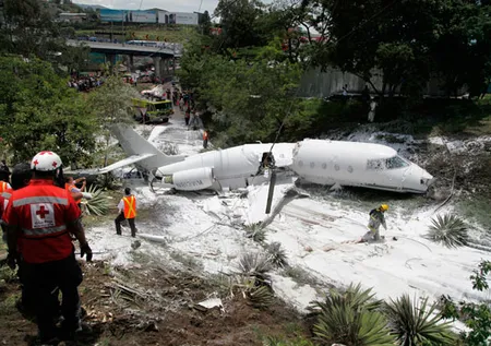 Honduras Tegucigalpa'da uçak düştü
