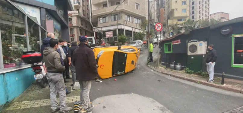 Ters yönden gelen kamyonete yol verdi! Devrilen taksi 30 metre sürüklendi