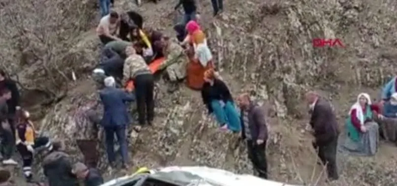 Son dakika: Batman'da öğrenci servisi 300 metreden yuvarlandı! Ölü ve yaralılar var