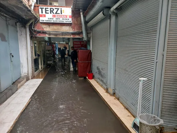 1615459563033.jpg İzmir'i sağanak vurdu! Tarihi iş hanı sular altında kaldı: Her yağmurda biz bu sorunu yaşıyoruz - 1