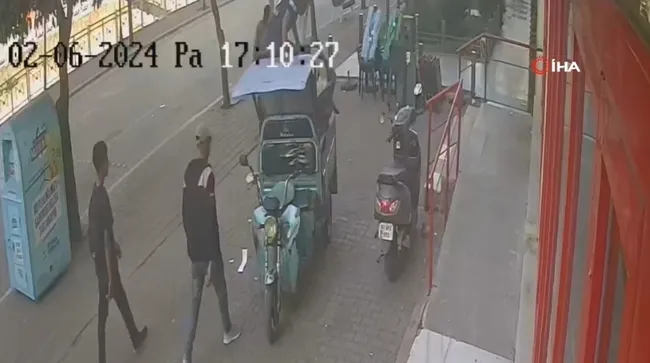 adanada-agizlari-acik-birakan-goruntuler-motosikleti-sahibiyle-birlikte-caldilar-1720517110279.jpg