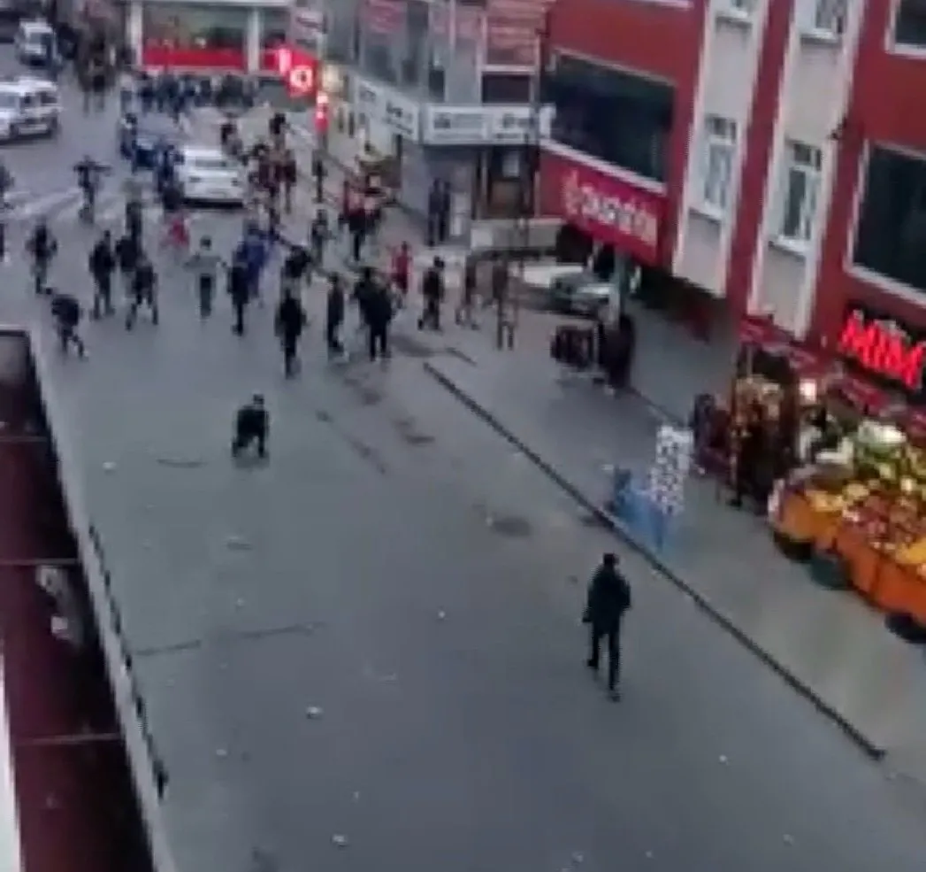 istanbul esenyurt ta meydan savasi gibi kavga sopa satir tas