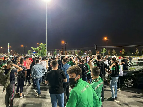 Sakaryaspor’da final coşkusu! Taraftarlar takımı şampiyonluk şarkılarıyla uğurladı