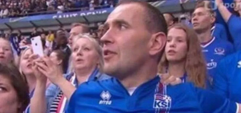 İzlanda Cumhurbaşkanı Johannesson formasıyla tribünde!