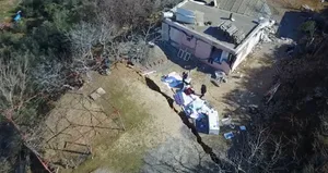 Deprem köyü ortadan ikiye böldü