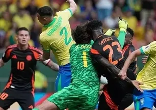 Galatasaray'ın yüreğini ağzına getiren sakatlık! Davinson Sanchez yere yığıldı kaldı