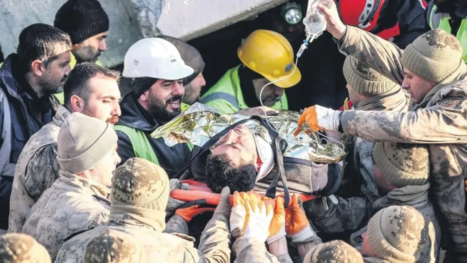 Turkuvaz haber ekibi deprem bölgesinde! "Çocuklar çıkarılırken çocuklarım aklıma geliyordu"