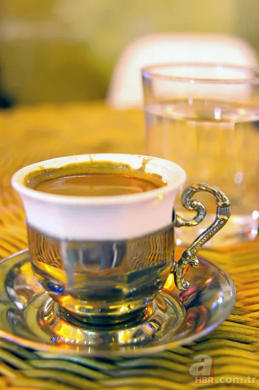 Dostlukları pekiştiren, araya 40 yıl hatır sokan Türk kahvesinin faydaları kadar zararları da var! Kimine şifa kimine zarar… 10