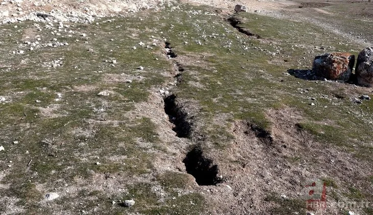 Niğde-Konya depreminde Aksaray’da yol ve araziler yarıldı