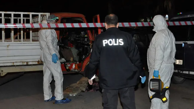Antalya’da tamir için sanayiye getirilen kamyonette ceset bulundu - 3