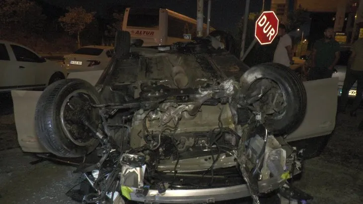 Fenerbahçe Can Bartu Tesislerinin önünde feci kaza! Araç parçalandı sürücü ve arkadaşı olay yerinden kaçtı