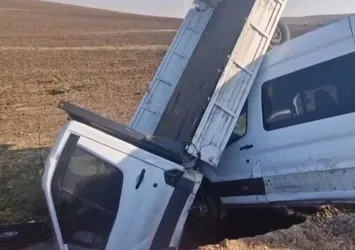 Diyarbakır'da öğretmen servisi kamyonetin altında kaldı!