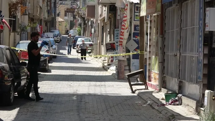 İzmir'de alacaklıların kavgasında silahlar konuştu: 1'i ağır 3 yaralı | Pompalı tüfekli kavga güvenlik kamerasına yansıdı - 6