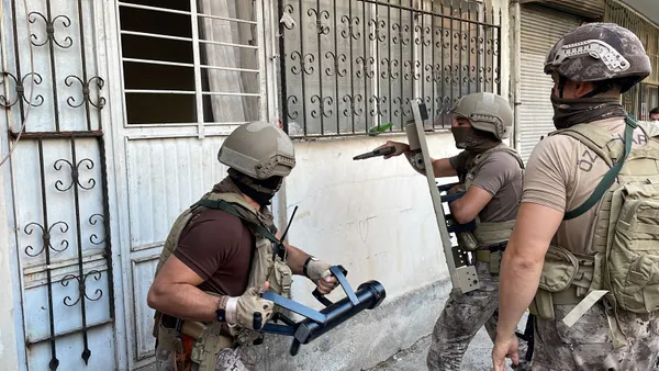 mersinde-deasa-safak-operasyonu-drone-ile-tespit-edilip-yakalandi-1656650441469.jpg Mersin'de DEAŞ'a "şafak" operasyonu! Drone ile tespit edilip yakalandı - 1