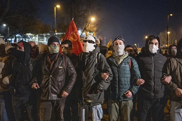 Bakan 343 şüphelinin gözaltına alındığını duyurdu. (AA)