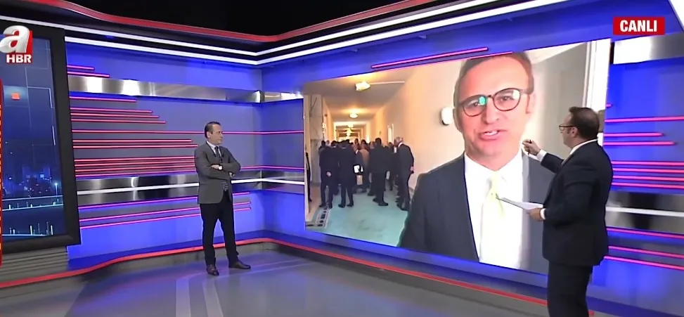 chp-yeni-parti-geriliminde-yeni-perde-meclis-koridorlarinda-guzergah-savasi-yasananlar-fikri-ayrilik-degil-cik-1792526305363.jpg Yeni Parti Grup Başkanvekili Murat Emir’in makam odasının önüne şerit çekilmesi Meclis’teki gerilimi gözler önüne serdi (Fotoğraf: ahaber.com.tr / ekran görüntüsü)
