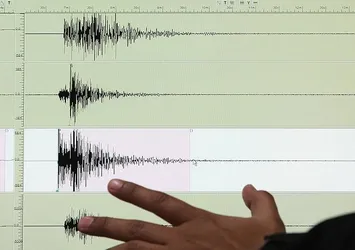 Endonezya'da 5,7 büyüklüğünde deprem