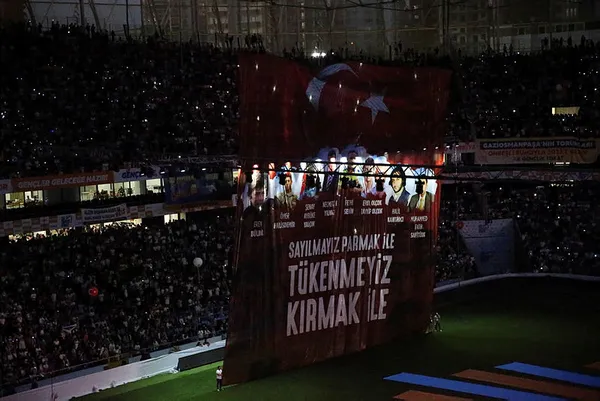 AK Parti gençliği şehitleri unutmadı! Adana’da duygulandıran anlar