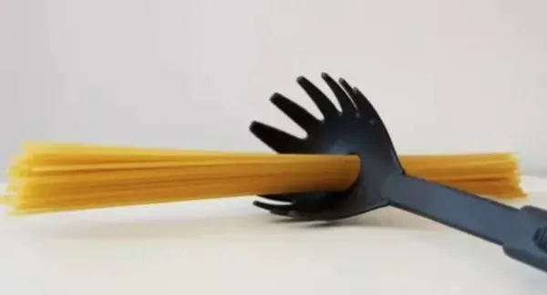 Makarna kepçesinde gizli detay! O delik bakın ne işe yarıyor...