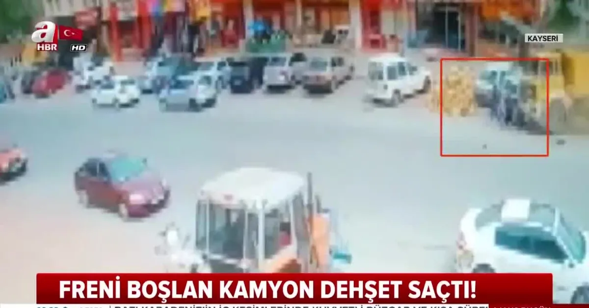 Son dakika: Kayseri'de feci kaza kamerada! Freni boşalan kamyon ortalığı savaş alanına çevirdi |Video