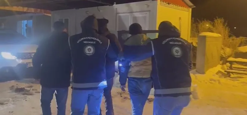 Taksinin bagajından 2 kaçak göçmen çıktı