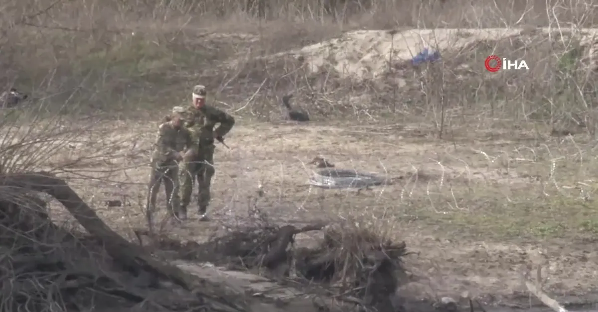 Yunan askerleri Meriç Nehri'ne jiletli tel çekiyor |Video