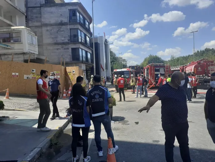 Son dakika: Beyoğlu'nda inşaatta yangın: 5 işçi yaralandı - 1