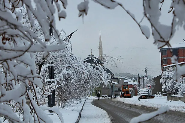 İstanbul 14 Ocak Perşembe kar tatili açıklamaları: İstanbul’da yarın okullar tatil mi? İstanbul Valisi Ali Yerlikaya Twitter...