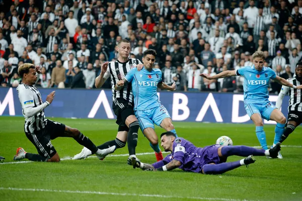 Dolmabahçe’de futbol resitali: Beşiktaş ile Trabzonspor 4 gollü maçta yenişemedi