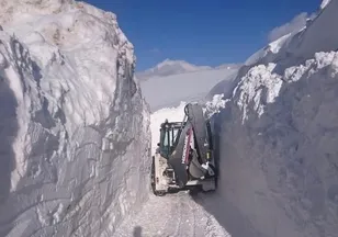 Van'ın İran sınır hattındaki askeri üs bölgelerinde 4 metre kar hayatı kilitledi!