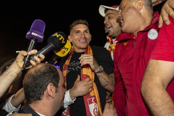 Galatasaray taraftarı Atatürk Havalimanı’nı inletti: Taraftar çıldırdı Cristiano Ronaldo’yu istiyor!