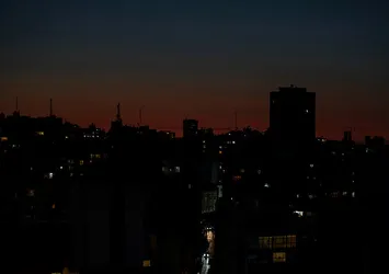 Ülke genelinde elektrikler kesildi! Tamamen karanlığa gömülen ülkede kriz büyüyor