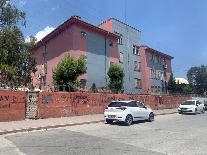 Adana’da ikokul bahçesinde dehşet! 4 gündür haber alınamayan genç ağaçta asılı olarak bulundu - 3