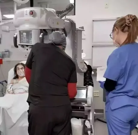 yesilcam-yildizi-ahu-tugbanin-hastaligi-belli-oldu-kizi-dua-istemisti-son-saglik-durumu-1718891640344.jpeg Yeşilçam yıldızı Ahu Tuğba'nın hastalığı belli oldu! Kızı dua istemişti! Son sağlık durumu... - 3