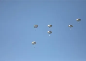 Gazze'nin kuzeyine havadan yardım indirildi! İşgalci İsrail mazlumları kıtlığa sürüklüyor