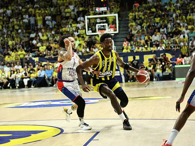 Potada şampiyon Fenerbahçe! Kanarya Anadolu Efes’i 3-1 mağlup etti