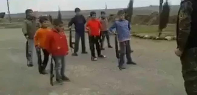 Van’da HDP önünde yapılan eyleme katılan anne: Oğlumu HDP kaçırdı, eline boyu kadar silah vermişler