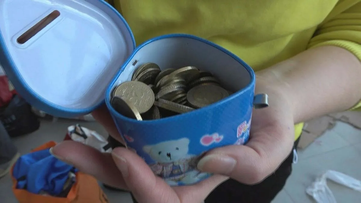 Kumbarasındaki paraları depremzedeler için bağışladı