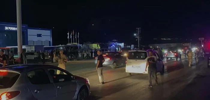 batmanda-katliam-gibi-kaza-tir-dugun-toreni-cikisinda-davetlilerin-arasina-daldi-cok-sayida-olu-ve-yarali-var-1722253889016.jpg Batman'da katliam gibi kaza! Hafif ticari araç düğün töreni çıkışında davetlilerin arasına daldı | Çok sayıda ölü ve yaralı var - 4