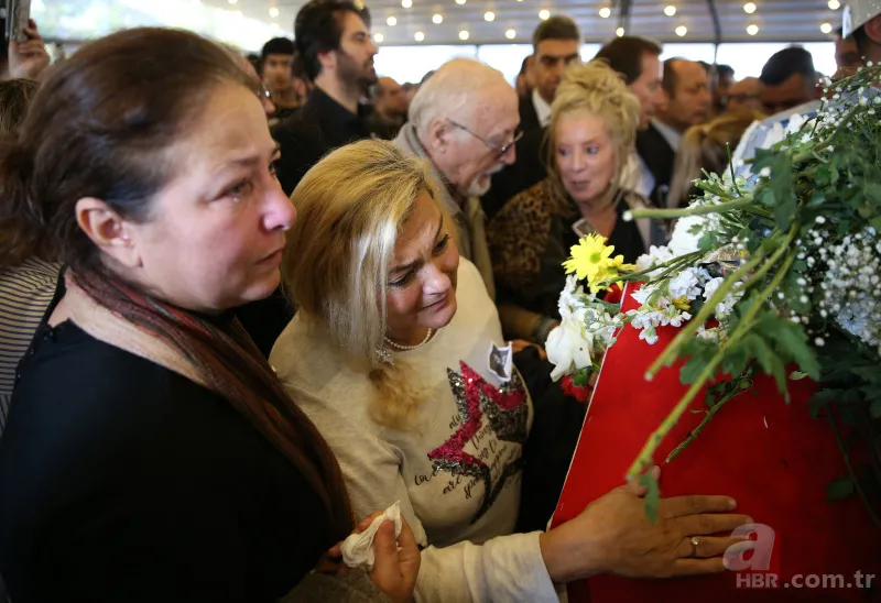 Türk tiyatrosunun usta ismi Yıldız Kenter son yolculuğuna uğurlandı 12