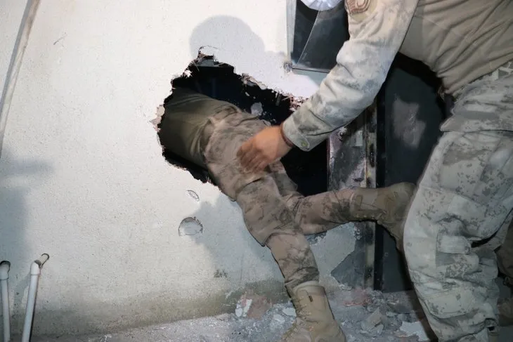 Son dakika | Jandarma duvarı yıkıp girdi! İzmir’de şoke eden kumar baskını